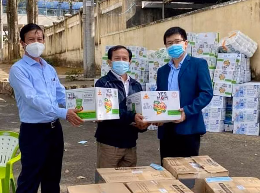 Đại diện VietinBank Gia Lai phát động cán bộ, nhân viên toàn chi nhánh quyên góp gần 30 triệu đồng mua nhu yếu phẩm chia sẻ với các y bác sĩ, bệnh nhân tại Bệnh viện Đa khoa tỉnh. Ảnh: Như Nguyện