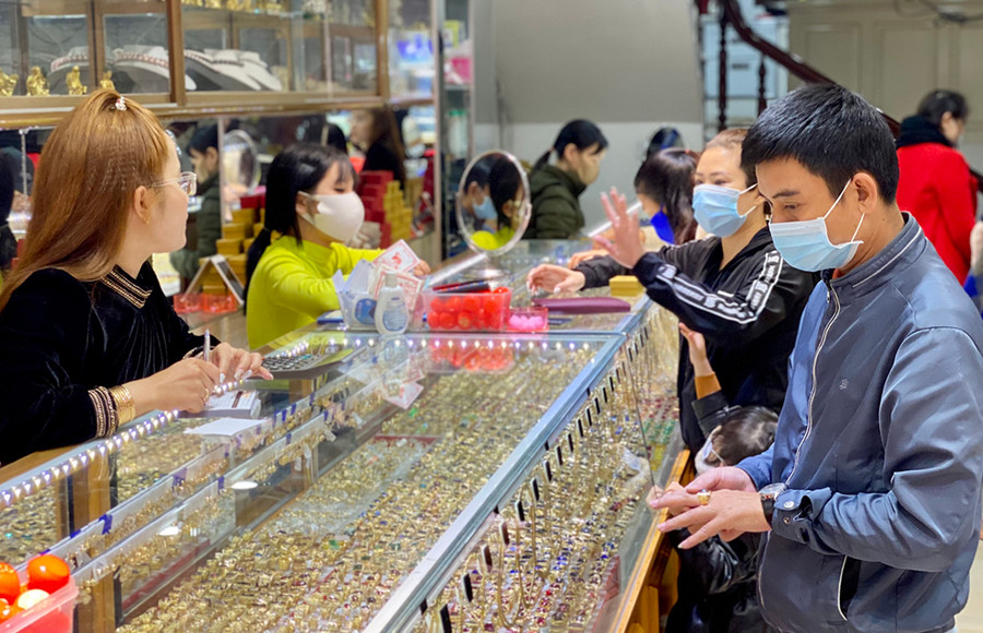 Ngoài sắm nhẫn tròn truyền thống, nhiều người đã chọn vàng trang sức mang ý nghĩa phong thuỷ như kim tiền, kim ngưu… để đeo trên người với mong ước một năm thuận lợi, may mắn. Ngoài sắm nhẫn tròn truyền thống, nhiều người đã chọn vàng trang sức mang ý nghĩa phong thuỷ như kim tiền, kim ngưu… để đeo trên người với mong ước một năm thuận lợi, may mắn.