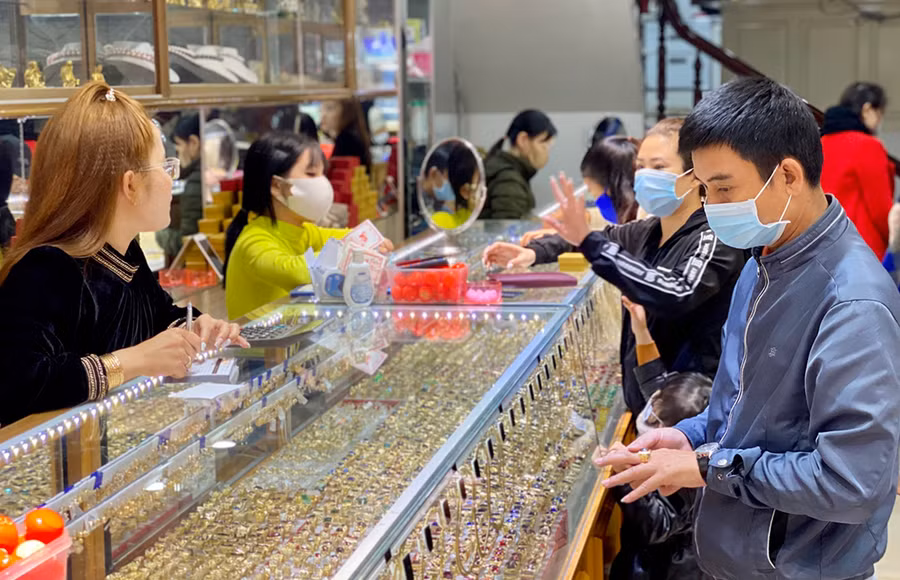 Ngoài sắm nhẫn tròn truyền thống, nhiều người đã chọn vàng trang sức mang ý nghĩa phong thuỷ như kim tiền, kim ngưu… để đeo trên người với mong ước một năm thuận lợi, may mắn.