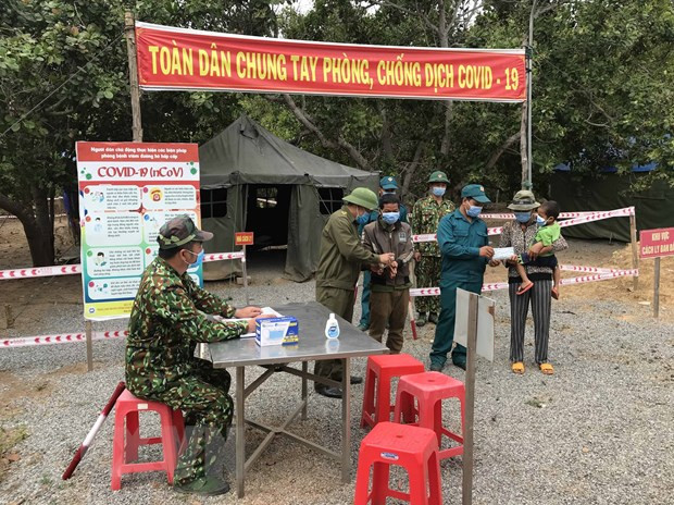 Các chốt kiểm dịch COVID-19 của Bộ đội biên phòng tỉnh Gia Lai kết hợp công tác rà soát, không để lọt trường hợp xuất nhập cảnh trái phép dịp Tết Nguyên Đán Tân Sửu 2021. (Ảnh: Hồng Điệp/TTXVN) Các chốt kiểm dịch COVID-19 của Bộ đội biên phòng tỉnh Gia Lai kết hợp công tác rà soát, không để lọt trường hợp xuất nhập cảnh trái phép dịp Tết Nguyên Đán Tân Sửu 2021. (Ảnh: Hồng Điệp/TTXVN)