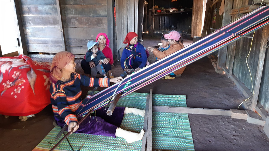 Bà Kpuih Blop trọn đời gắn bó với nghề dệt thổ cẩm. Ảnh: Anh Quân