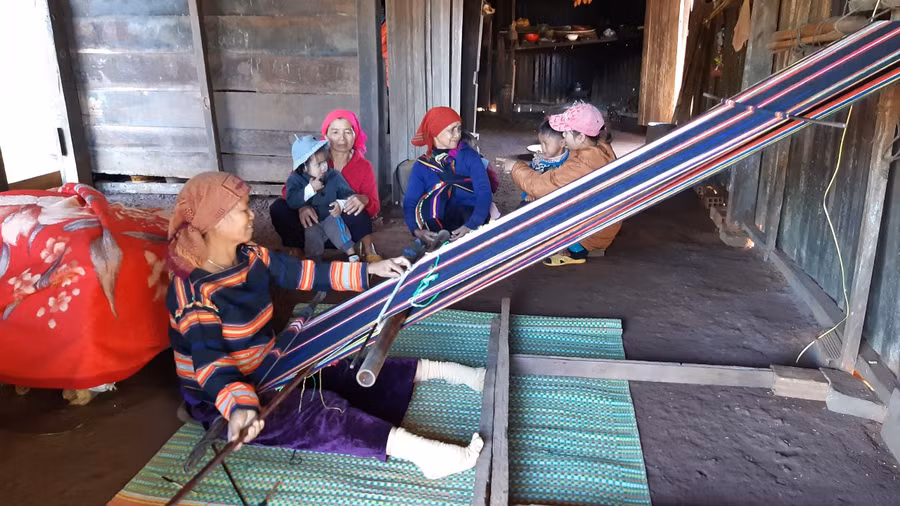 Bà Kpuih Blop trọn đời gắn bó với nghề dệt thổ cẩm. Ảnh: Anh Quân