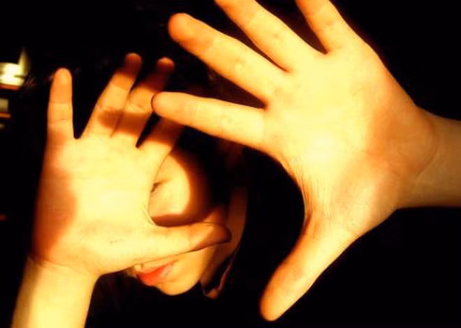 Một số người nhiễm SARS-CoV-2 biến thể mới rất sợ ánh sáng ẢNH MINH HỌA: SHUTTERSTOCK