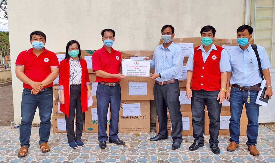 Lãnh đạo Hội Chữ thập đỏ tỉnh trao vật dụng y tế cho Sở Y tế Gia Lai thực hiện phòng, chống dịch Covid-19. Ảnh: Hồng Ngọc
