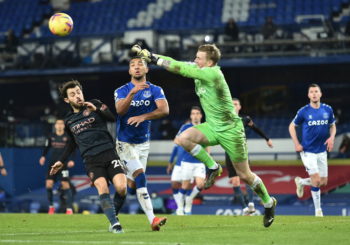 Ngày làm việc vất vả của thủ môn Pickford và hàng thủ Everton