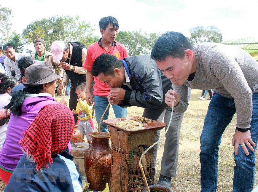 Du khách thưởng thức món rượu ghè tại Lễ hội. (Ảnh: Khoa Chương/TTXVN)