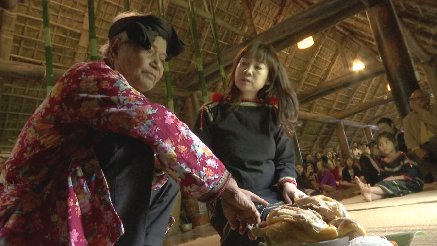 Chị H’Kjăp Niê trong lễ xin đổi tên của người Êđê. Chị H’Kjăp Niê trong lễ xin đổi tên của người Êđê.