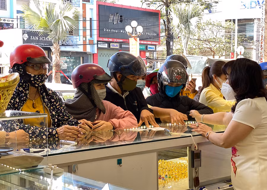 Ghi nhận tại các điểm kinh doanh vàng cho thấy, lượng người đổ về mua vàng khá đông, nhưng so với mọi năm không còn cảnh chen chúc, chờ đợi mệt mỏi nữa. Cả người bán lẫn người mua đều tuân thủ các quy định phòng dịch.