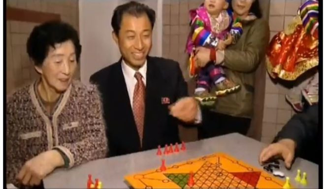 Các thành viên gia đình ở Triều Tiên thường quay quần bên nhau trong ngày Tết - Ảnh chụp màn hình The Korea Times