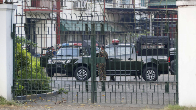 Binh sĩ và xe quân đội bên trong trụ sở văn phòng Đài Phát thanh và Truyền hình Myanmar vào ngày 1-2. Ảnh: AAP