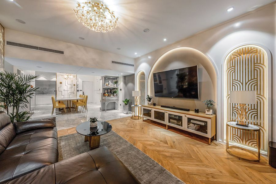 Căn hộ có diện tích rộng 125m2 với 3 phòng ngủ được thiết kế cải tạo nội thất dành cho gia đình với 5 thành viên (trong đó có 3 con nhỏ). Chủ nhà thích phong cách hiện đại nhưng không quá đơn giản. Vì thế, nhóm thiết kế đã đề ra ý tưởng một phong cách đương đại, kết hợp những chi tiết duyên dáng của cảm hứng Tân cổ điển cho căn hộ.