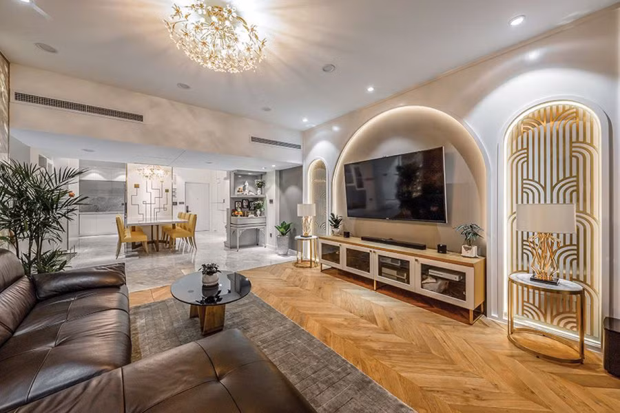 Căn hộ có diện tích rộng 125m2 với 3 phòng ngủ được thiết kế cải tạo nội thất dành cho gia đình với 5 thành viên (trong đó có 3 con nhỏ). Chủ nhà thích phong cách hiện đại nhưng không quá đơn giản. Vì thế, nhóm thiết kế đã đề ra ý tưởng một phong cách đương đại, kết hợp những chi tiết duyên dáng của cảm hứng Tân cổ điển cho căn hộ.