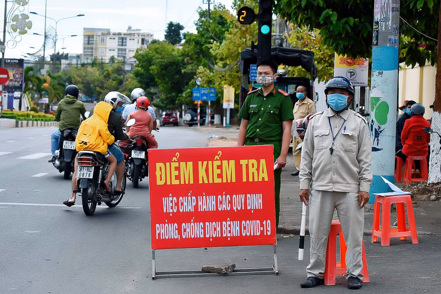 Lực lượng chức năng phường Thống Nhất (TP. Pleiku) ra quân kiểm tra, nhắc nhở và xử phạt những trường hợp không chấp hành quy định phòng-chống dịch Covid-19. Ảnh: Đức Thụy