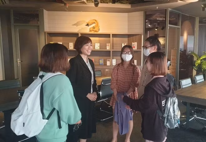 Cô Yến (thứ 2 từ trái qua) và các học trò - Ảnh: Thiên Long