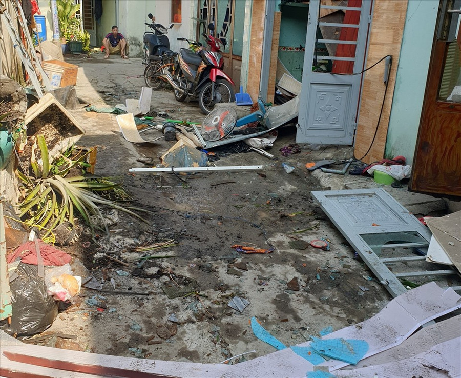 Nhiều đồ dùng trong nhà văng ra ngoài. Ảnh: Dương Bình