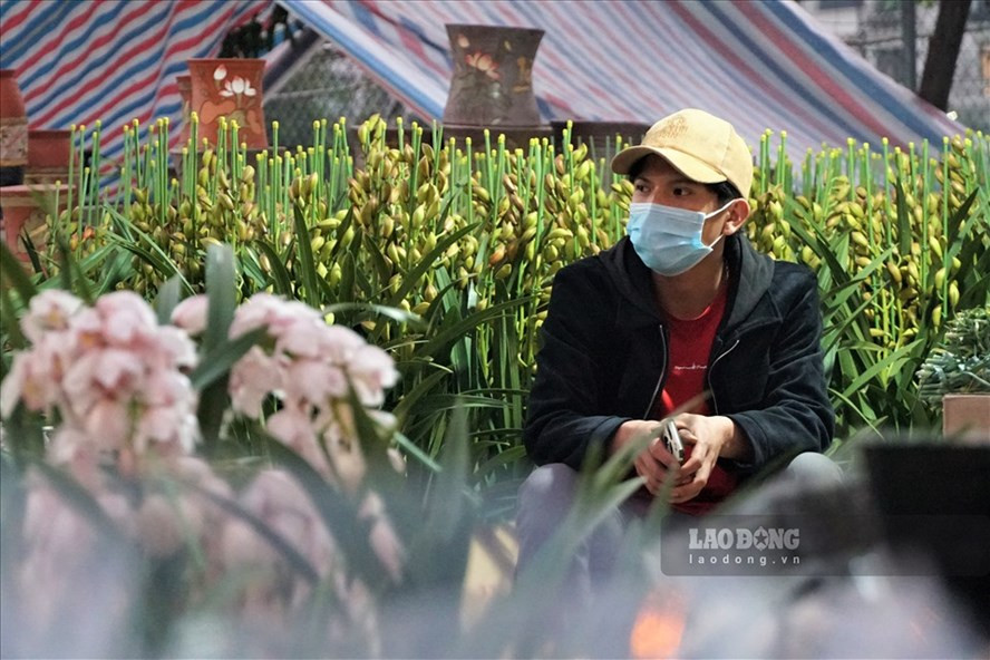  Tiểu thương mòn mỏi chờ khách mua hàng. Ảnh: Tạ Quang.