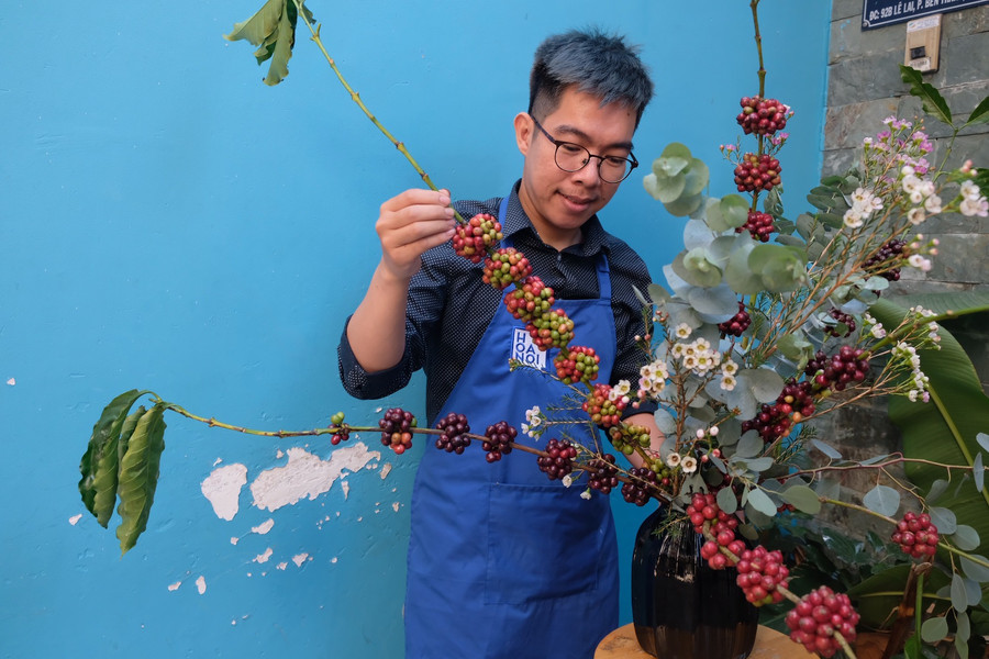 Anh Nguyễn Hồng Việt (TP. Hồ Chí Minh) cắm cành cành cà phê. (Ảnh: Nhân vật cung cấp) Anh Nguyễn Hồng Việt (TP. Hồ Chí Minh) cắm cành cành cà phê. (Ảnh: Nhân vật cung cấp)