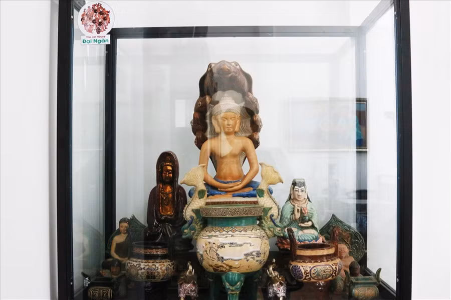 Một góc nhỏ tâm linh với hiện vật sưu tầm là tượng phật, lưu nhang, đỉnh xông trầm được làm bằng gốm của trường Mỹ Nghệ Biên Hoà xưa và hãng gốm Thành Lễ danh tiếng ở miền Nam. Ảnh: Bảo Trung
