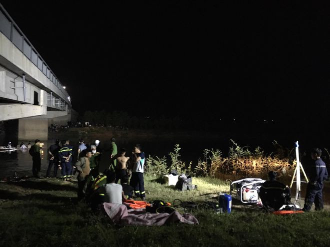  Lực lượng chức năng tiến hành tìm kiếm em Hai trong đêm. ẢNH: THANH LỘC