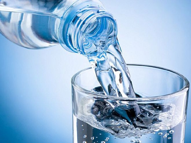 Để giảm triệu chứng nhức đầu, mệt mỏi do rượu bia, mọi người cần uống nhiều nước trong khi đang uống rượu và trước khi đi ngủ ẢNH: SHUTTERSTOCK