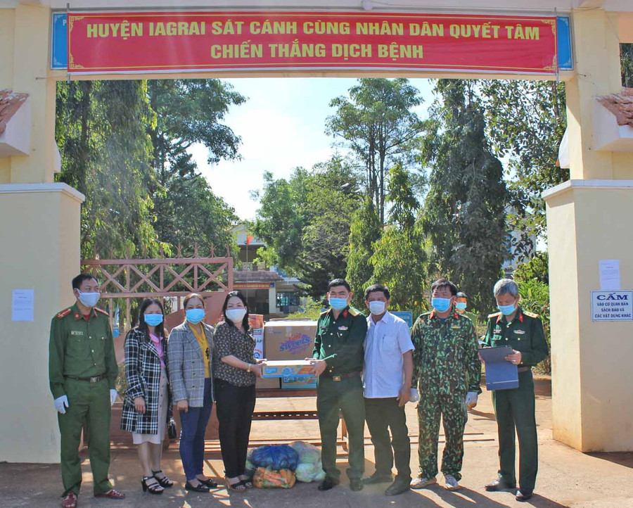 Tặng quà lực lượng đang làm nhiệm vụ tại khu vực cách ly tập trung. Ảnh Phan Thương