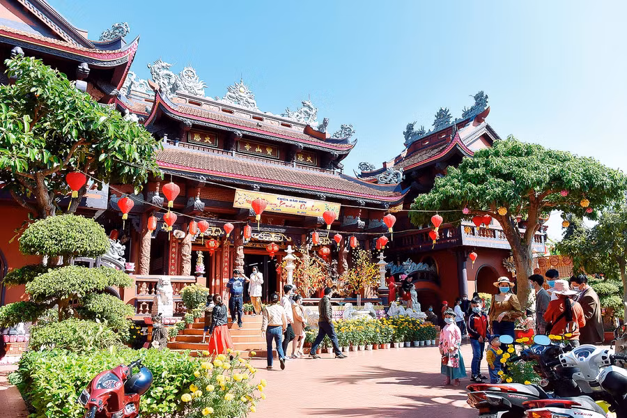 Trong ngày đầu năm mới, các chùa tại TP. Pleiku đón hàng ngàn người dân và phật tử đến lễ phật cầu may.