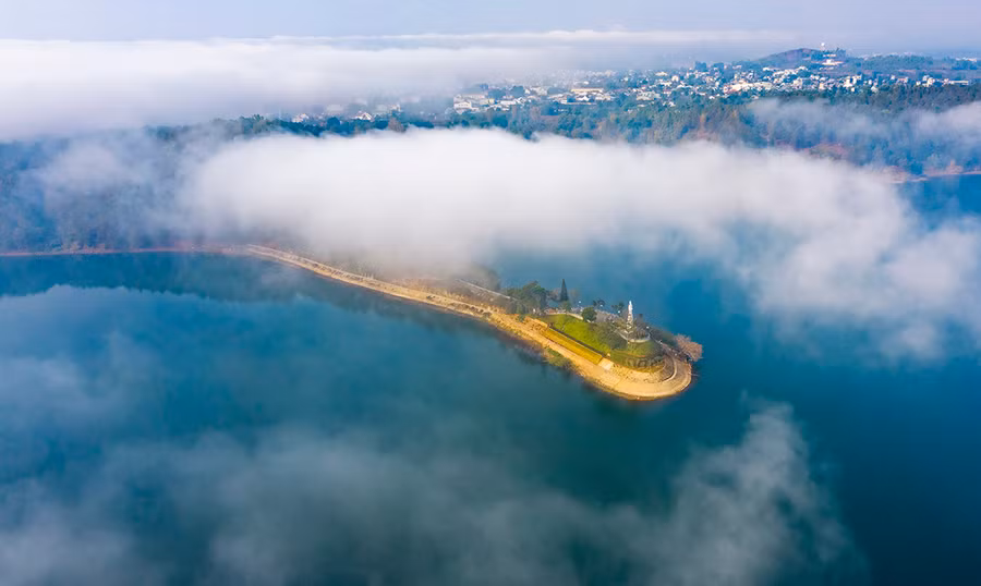 Thắng cảnh Biển Hồ (TP. Pleiku). Ảnh: Hoàng Quốc Vĩnh