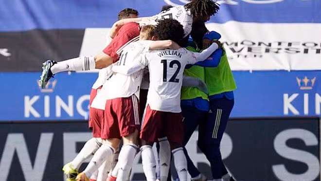  Willian chia vui cùng đồng đội - Ảnh: AFP