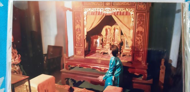  Bà Dinh chăm lo hương khó cho các vua triều Nguyễn thờ ở Phủ Kiên Thái Vương - ảnh TL gia đình