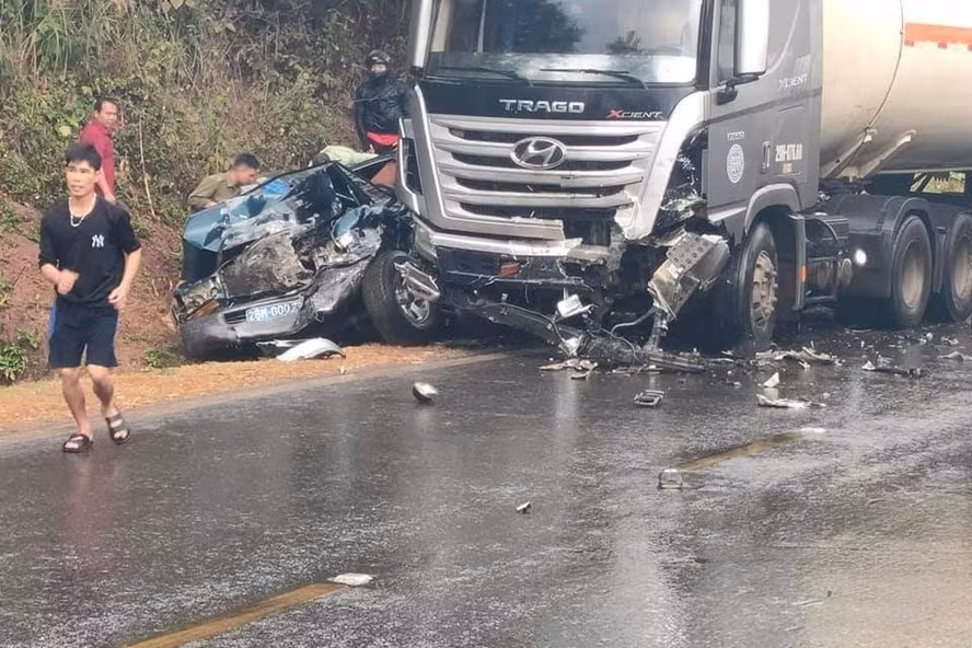 Hiện trường vụ tai nạn giao thông ở Sơn La. Ảnh: V.Đ