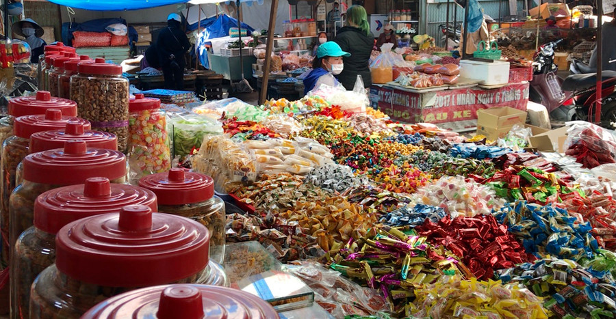 Nhiều quầy bánh mứt ở Trung tâm thương mại Pleiku rơi vào tình trạng ế ẩm chưa từng có. Ảnh: Vũ Thảo