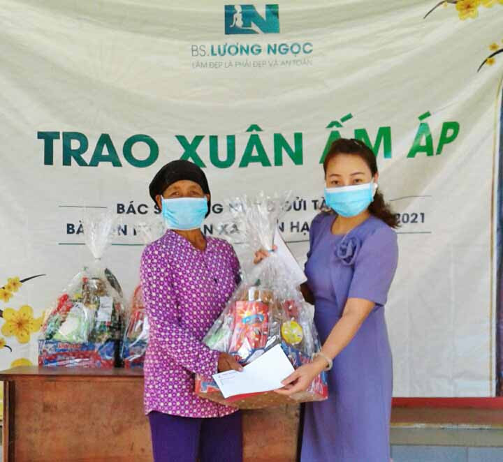 Tặng quà Tết cho hộ nghèo, khó khăn xã Ayun Hạ