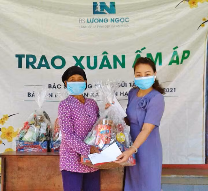 Tặng quà Tết cho hộ nghèo, khó khăn xã Ayun Hạ