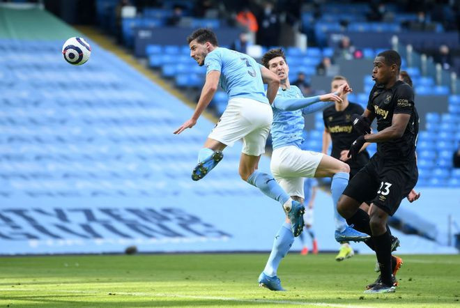Hậu vệ Dias (số 3) đánh đầu mở tỷ số cho Manchester City - Ảnh: Reuters