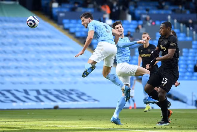 Hậu vệ Dias (số 3) đánh đầu mở tỷ số cho Manchester City - Ảnh: Reuters