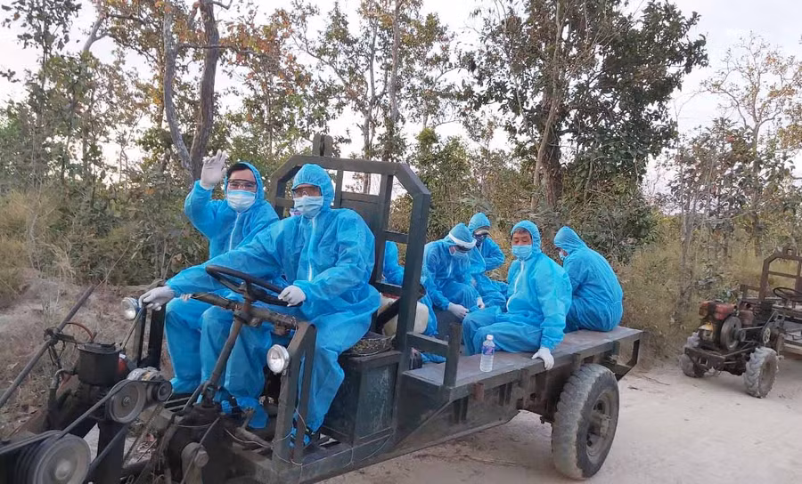 Đội truy vết tận dụng mọi phương tiện để vào làng thực hiện xác minh, truy vết. Ảnh: Như Nguyện