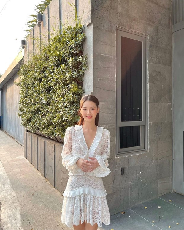 Amee và chiếc đầm trắng xếp tầng, tay bèo, toát lên vẻ mong manh, nhẹ nhàng như nàng thơ trên phố.