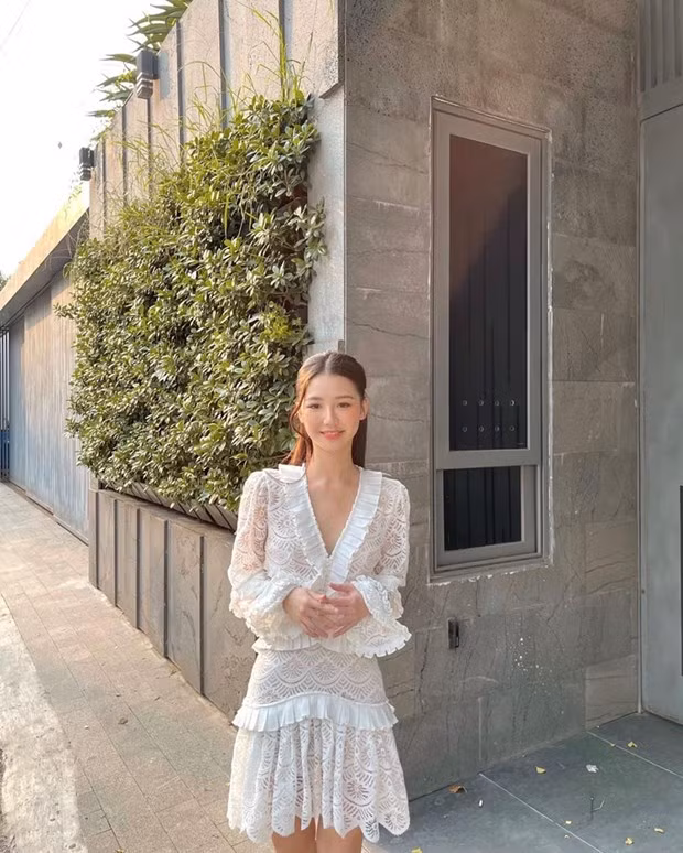 Amee và chiếc đầm trắng xếp tầng, tay bèo, toát lên vẻ mong manh, nhẹ nhàng như nàng thơ trên phố.