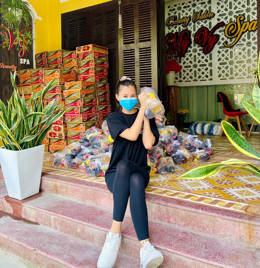 Toàn bộ số quà được chính tay Hoa hậu Tiểu Vy và người thân chuẩn bị và đóng gói kỹ lưỡng, gồm: gạo, mì gói, nước tương và những bao lì xì. Ảnh: NVCC. Toàn bộ số quà được chính tay Hoa hậu Tiểu Vy và người thân chuẩn bị và đóng gói kỹ lưỡng, gồm: gạo, mì gói, nước tương và những bao lì xì. Ảnh: NVCC.