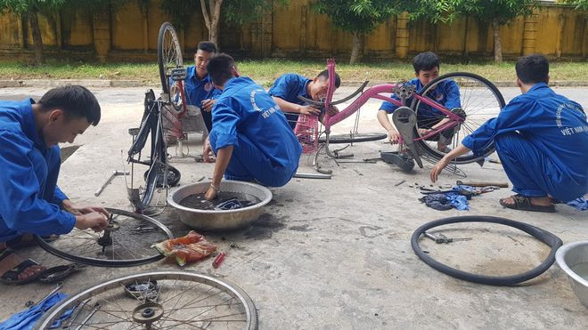 Trường học trở thành công trường tình nguyện của sinh viên. ẢNH NHẬT NAM