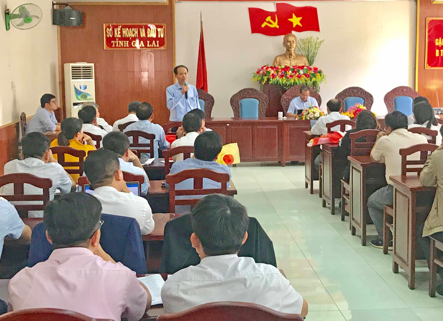 Đại diện Sở Tài nguyên và Môi trường giải đáp những thắc mắc của DN liên quan tới thủ tục pháp lý về đất đai