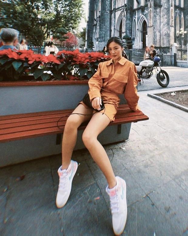  Văn Mai Hương khoẻ khoắn với jumsuit và giày thể thao dạo phố cổ đầu Xuân.