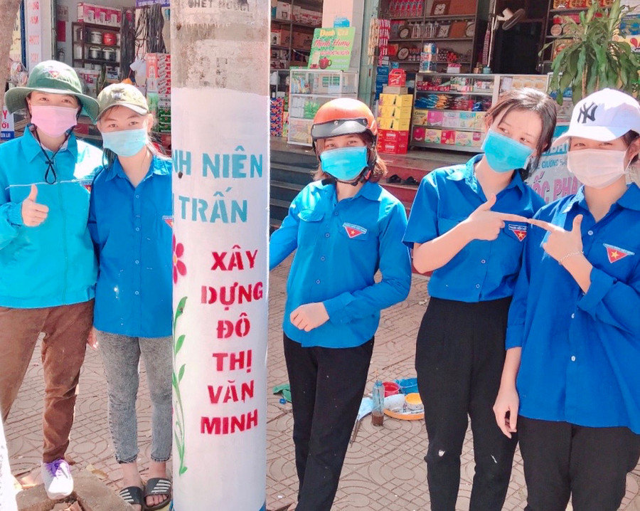 Các bạn trẻ hào hứng trước tác phẩm của mình. Ảnh Trần Dung