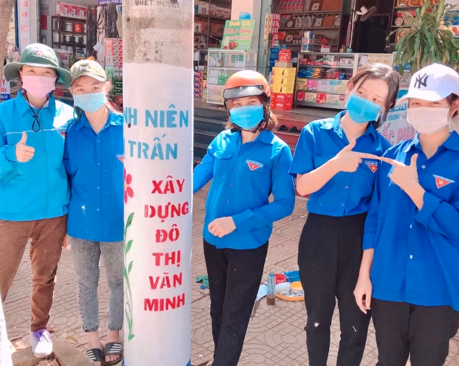 Các bạn trẻ hào hứng trước tác phẩm của mình. Ảnh Trần Dung