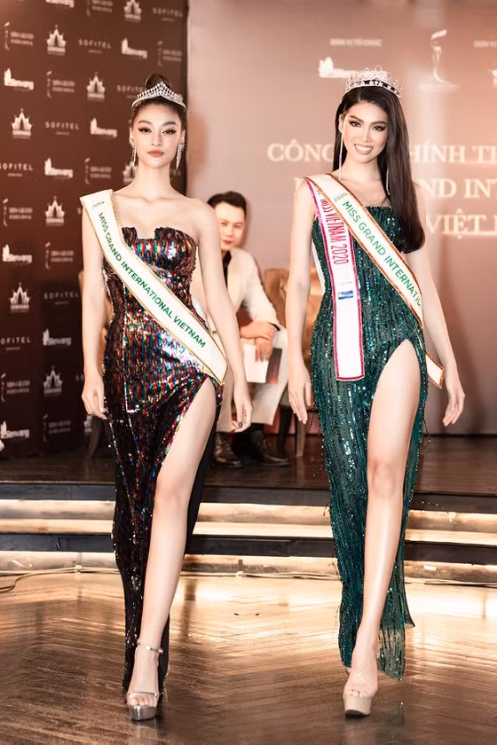 Á hậu Kiều Loan và Á hậu Ngọc Thảo catwalk trong họp báo