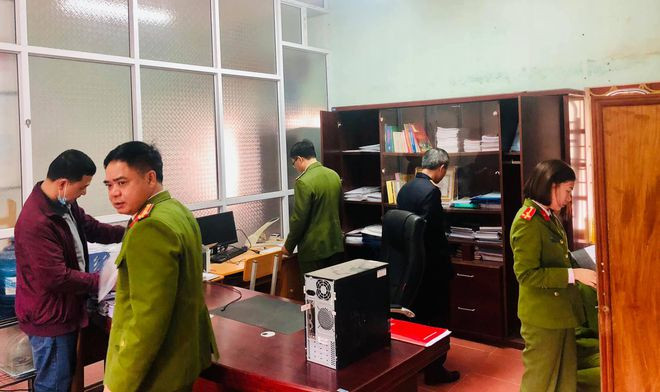 Công an khám xét nơi làm việc của ông Phương - Ảnh Lệ Quyên Công an khám xét nơi làm việc của ông Phương - Ảnh Lệ Quyên