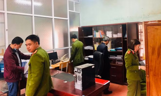 Công an khám xét nơi làm việc của ông Phương - Ảnh Lệ Quyên