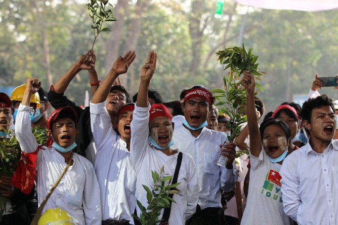 Người biểu tình ở TP Yangon hôm 22-2. Ảnh: AP