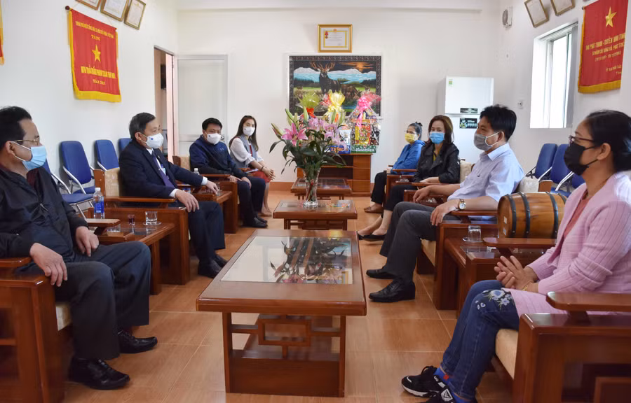 Lãnh đạo Ban Tuyên giáo Tỉnh ủy đến thăm và chúc Tết Đài PT-TH Gia Lai. Ảnh: Hà Phương