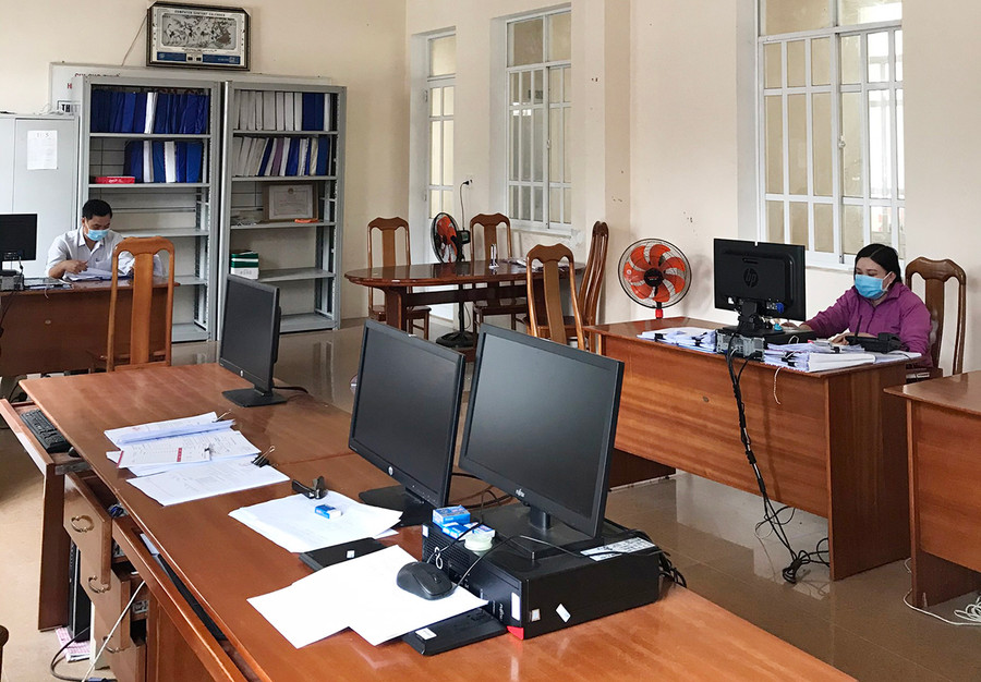 Chi cục Thuế khu vực Ayun Pa-Phú Thiện-Ia Pa thực hiện kế hoạch luân phiên bố trí cán bộ làm việc tại công sở, vừa làm việc tại nhà qua hệ thống mạng. Ảnh: Sơn Ca Chi cục Thuế khu vực Ayun Pa-Phú Thiện-Ia Pa thực hiện kế hoạch luân phiên bố trí cán bộ làm việc tại công sở, vừa làm việc tại nhà qua hệ thống mạng. Ảnh: Sơn Ca
